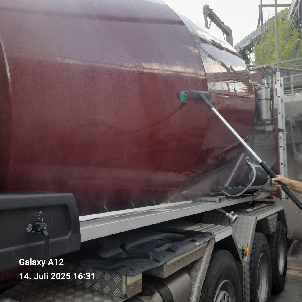 Riv-Tech Sprühsystem: Kühlt und reinigt Fahrmischtrommeln schnell und zuverlässig.