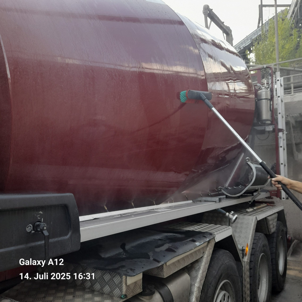 Riv-Tech Sprühsystem: Trommelkühlung und Außenreinigung für Fahrmischer – saubere Trommel, kühler Beton, weniger Aufwand.